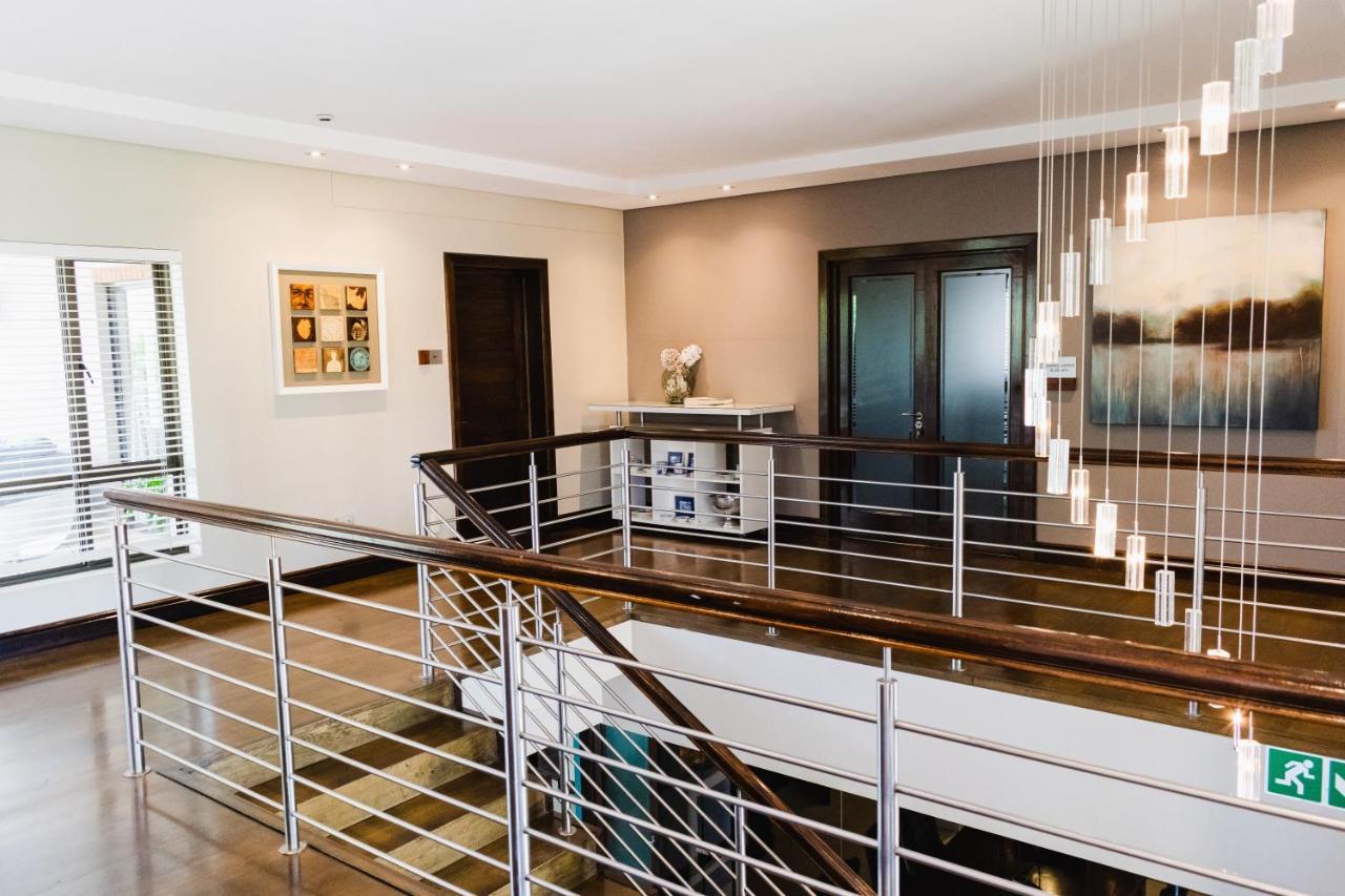 בלומפונטייין Tredenham Boutique Hotel מראה חיצוני תמונה Stainless steel handrail