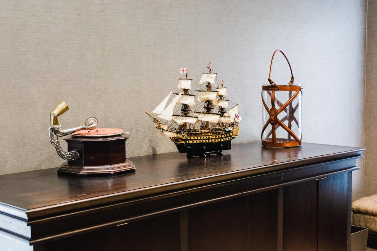 בלומפונטייין Tredenham Boutique Hotel מראה חיצוני תמונה A model of the USS Constitution