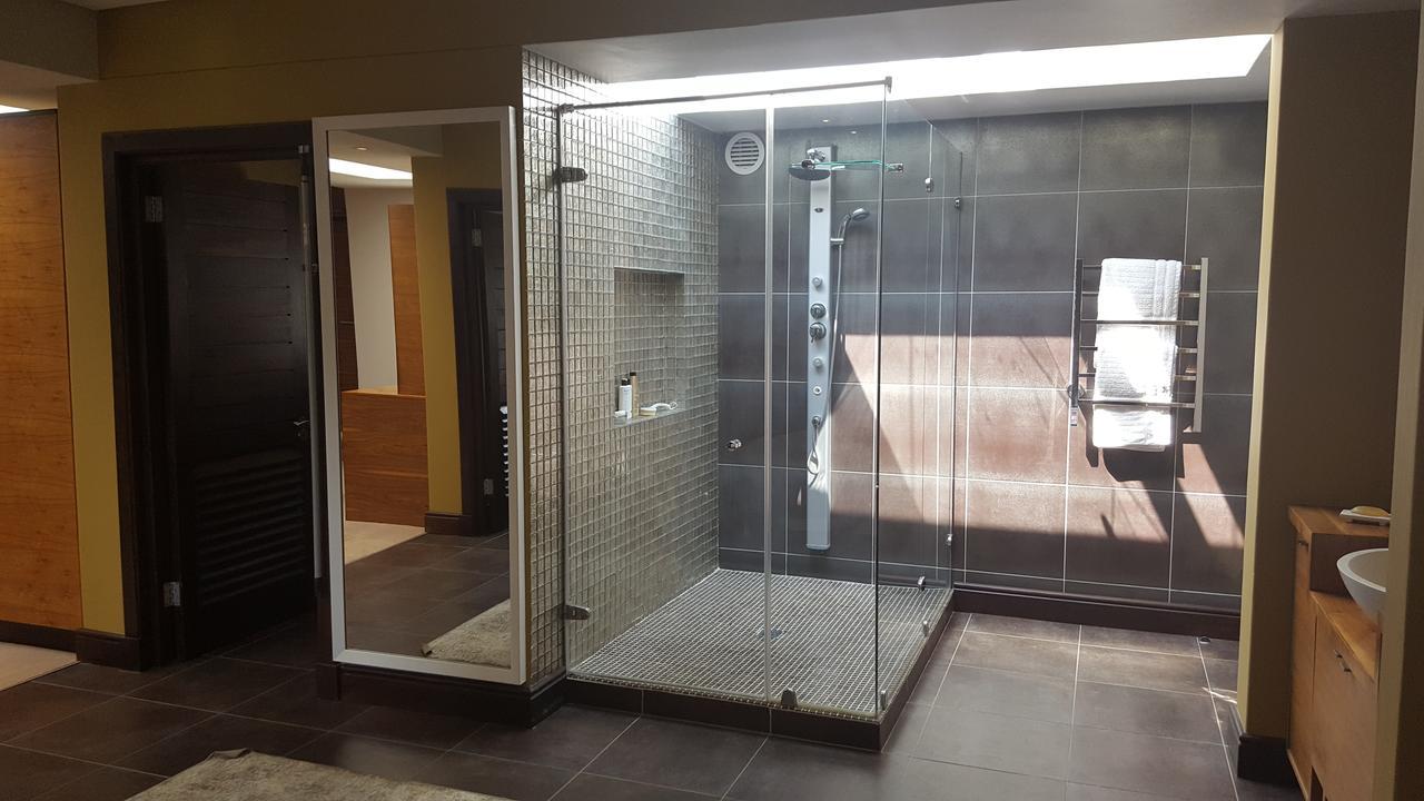 בלומפונטייין Tredenham Boutique Hotel מראה חיצוני תמונה A shower with a fixed shower head