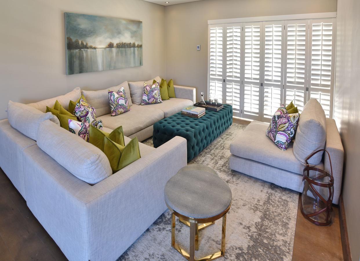 בלומפונטייין Tredenham Boutique Hotel מראה חיצוני תמונה A living room with plantation shutters