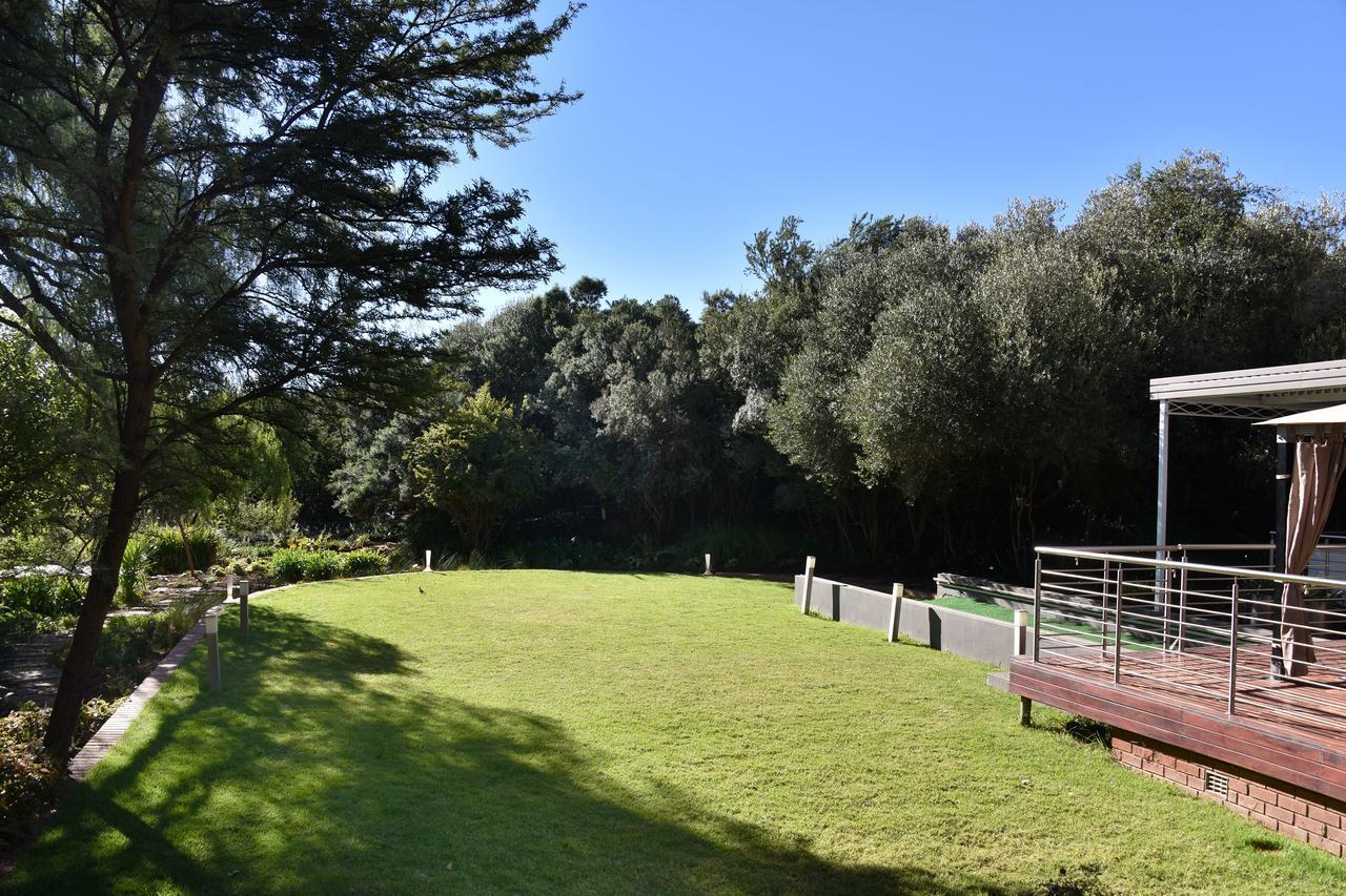 בלומפונטייין Tredenham Boutique Hotel מראה חיצוני תמונה The cricket field at the University of Stellenbosch