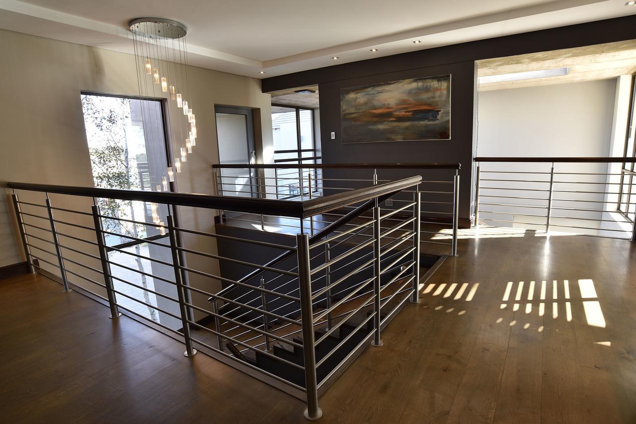 בלומפונטייין Tredenham Boutique Hotel מראה חיצוני תמונה Stainless steel handrail