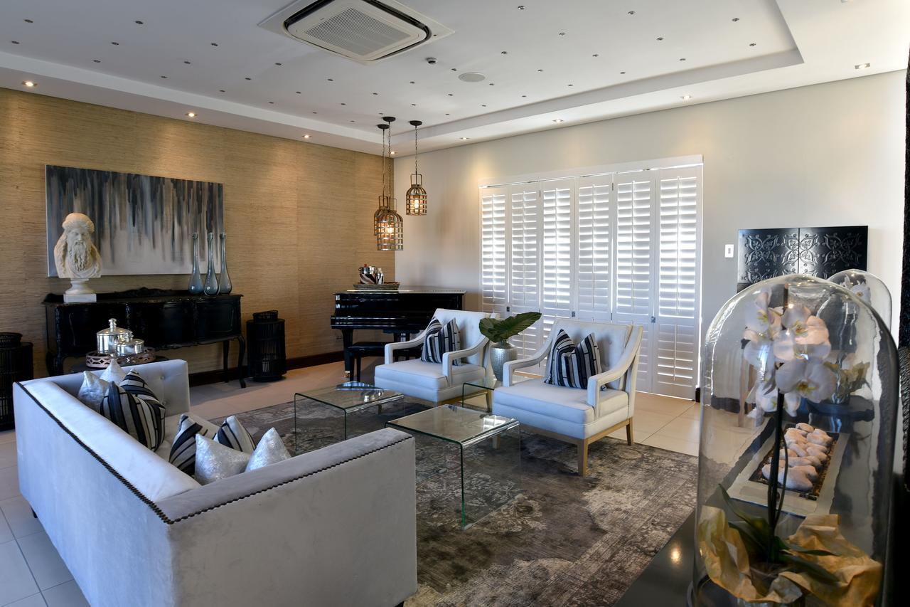 בלומפונטייין Tredenham Boutique Hotel מראה חיצוני תמונה Interior of a home in the suburb of Waterfall, Gauteng, South Africa