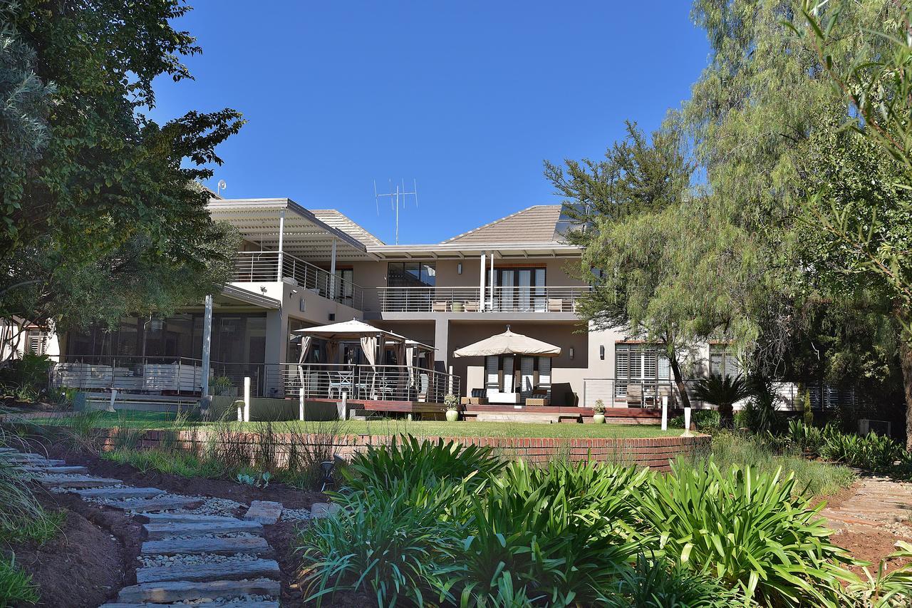 בלומפונטייין Tredenham Boutique Hotel מראה חיצוני תמונה The clubhouse at the Rand Country Club